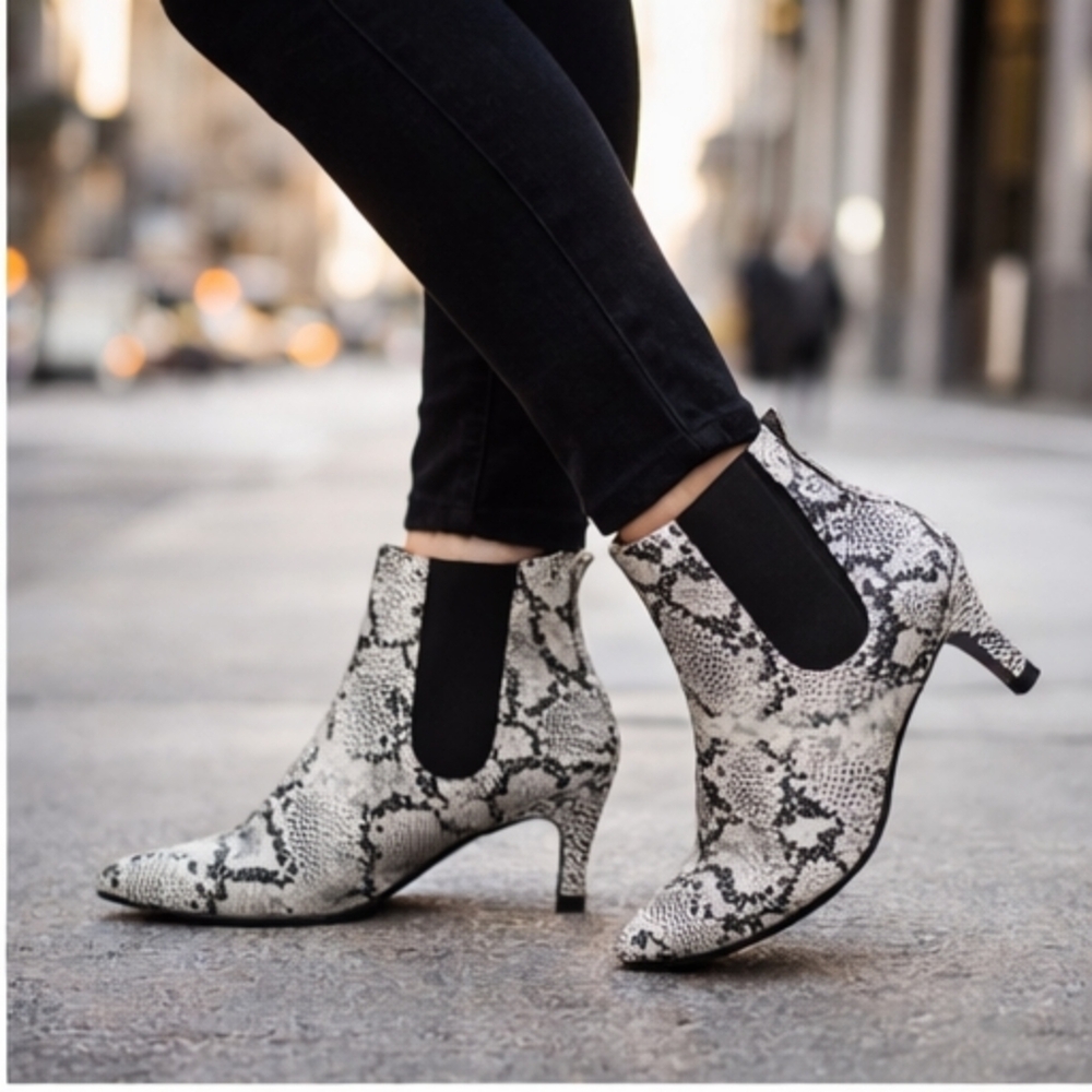 Ashley Stewart Black/White Snake Print Booties Kitten Heel Size 9W